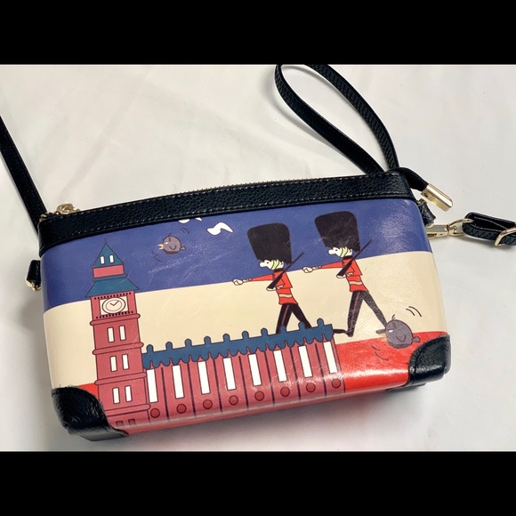 Crossbody-wristlet. - Picture 4 of 5
